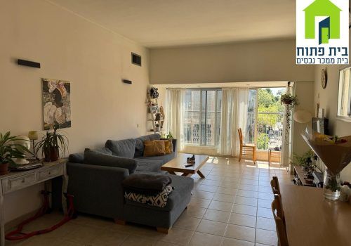 For sale 4-room apartment in the old north of Tel