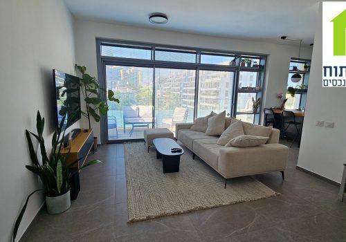 להשכרה דירת 3 חדרים עם ממ"ד מרפסת וחניה.